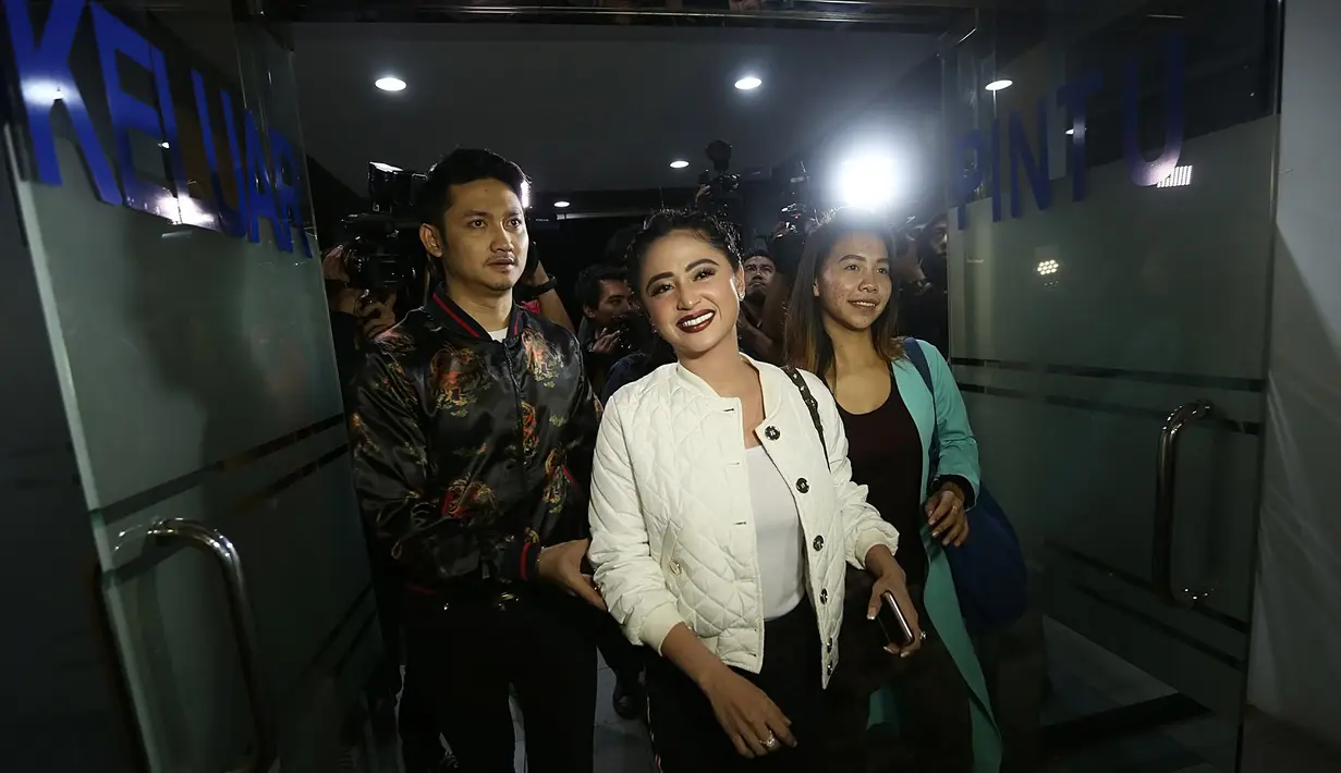 Akibat perseteruan tersebut, Depe mendapat banyak cibiran banyak orang dan dianggap bersalah menerobos jalur busway. (Bambang E Ros/Bintang.com)