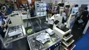 Pengunjung melihat pameran Mega Build Technology  2016 di JCC, Jakarta, Jumat (18/3/2016). Dengan total luas area pameran sebesar 30.000 m2, event yang terbuka untuk umum ini ditargetkan mampu menyedot 35.000 pengunjung. (Liputan6.com/Angga Yuniar)