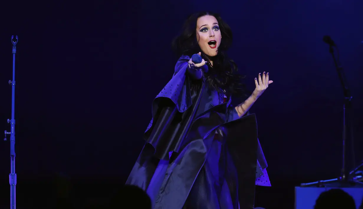 Aksi panggung Katy Perry saat tampil di hadapan pendukung calon presiden dari Partai Demokrat, Hillary Clinton dalam kegiatan kampanye di Philadelphia, Pennsylvania, AS (5/11). (Reuters/Lucas Jackson)