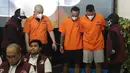 17 orang ditangkap dan dinyatakan sebagai tersangka, sementara tujuh lainnya masuk dalam Daftar Pencarian Orang (DPO) alias masih buron. Tampak dalam foto, beberapa tersangka dihadirkan saat rilis pengungkapan peredaran narkoba jelang gelaran Djakarta Warehouse Project (DWP) 2025 di Bali pada 12–14 Desember 2025 lalu di gedung Bareskrim Mabes Polri, Jakarta, Senin (22/12/2025). (merdeka.com/Arie Basuki)