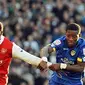 Bek/gelandang Arsenal Emmanuel Ebou (kiri) berebut bola dengan pemian Leed United Max Gradel dalam pertandfingan Piala FA di Emirates Stadium, 8 Januari 2011. AFP PHOTO/ADRIAN DENNIS