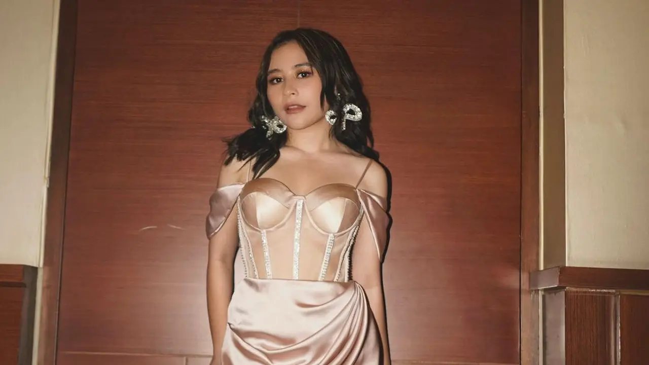 Prilly Latuconsina di gala premiere film Kukira Kau Rumah (Foto: Instagram/@prillylatuconsina96)