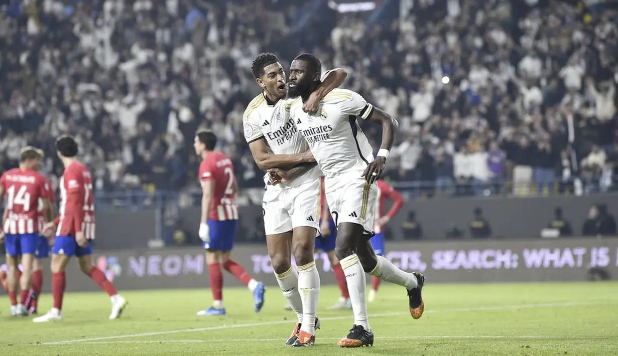 Pemain Real Madrid merayakan gol ke gawang Atletico Madrid pada laga semifinal Supercopa de Espana 2023/2024 yang digelar di Al-Awwal Park, Riyadh, Kamis (11/1/2024). Berkat hasil ini, Real Madrid berhak melaju ke partai final untuk menghadapi pemenang laga Barcelona vs Osasuna. (AP Photo)