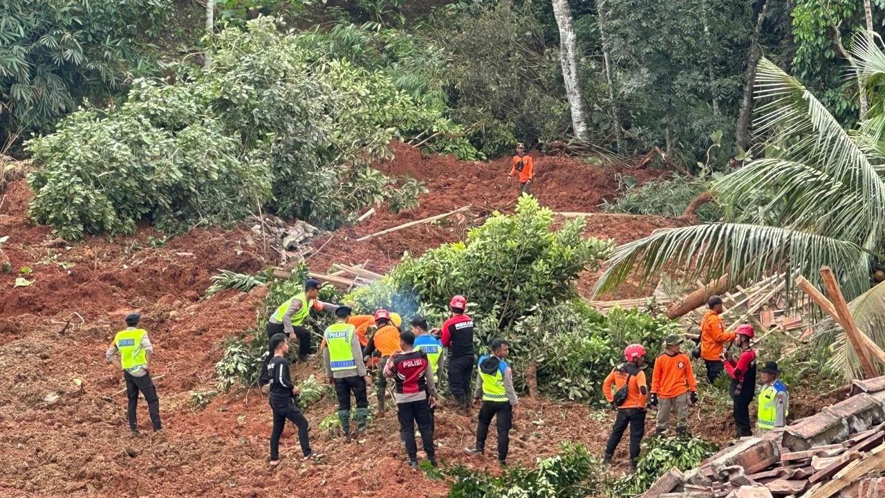 FOTO: Operasi SAR Longsor Majenang Terus Diperkuat, 20 Warga Masih Dalam Pencarian