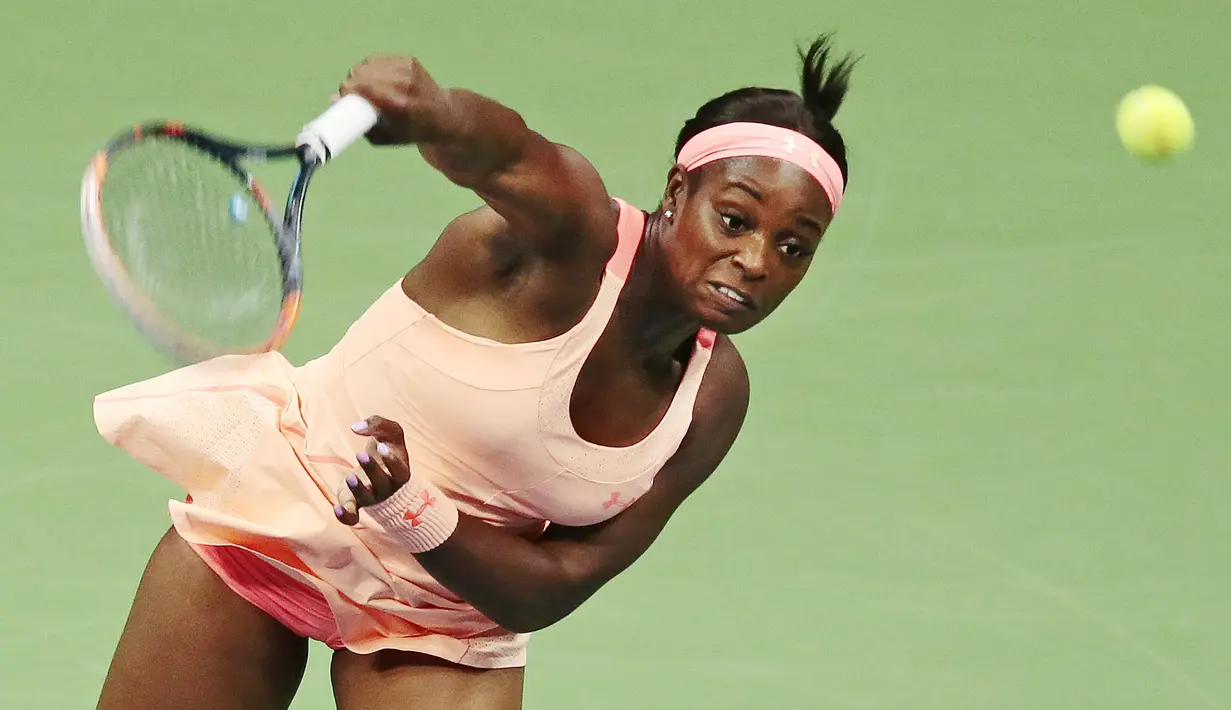 Petenis muda AS, Sloane Stephens, memukul bola kearah petenis AS, Venus Williams, pada babak semifinal AS Terbuka 2017 di New York, Kamis (7/9/2017). Venus Williams kalah 1-6, 6-0, 5-7 dari Sloane Stephens. (AP/Andres Kudacki)