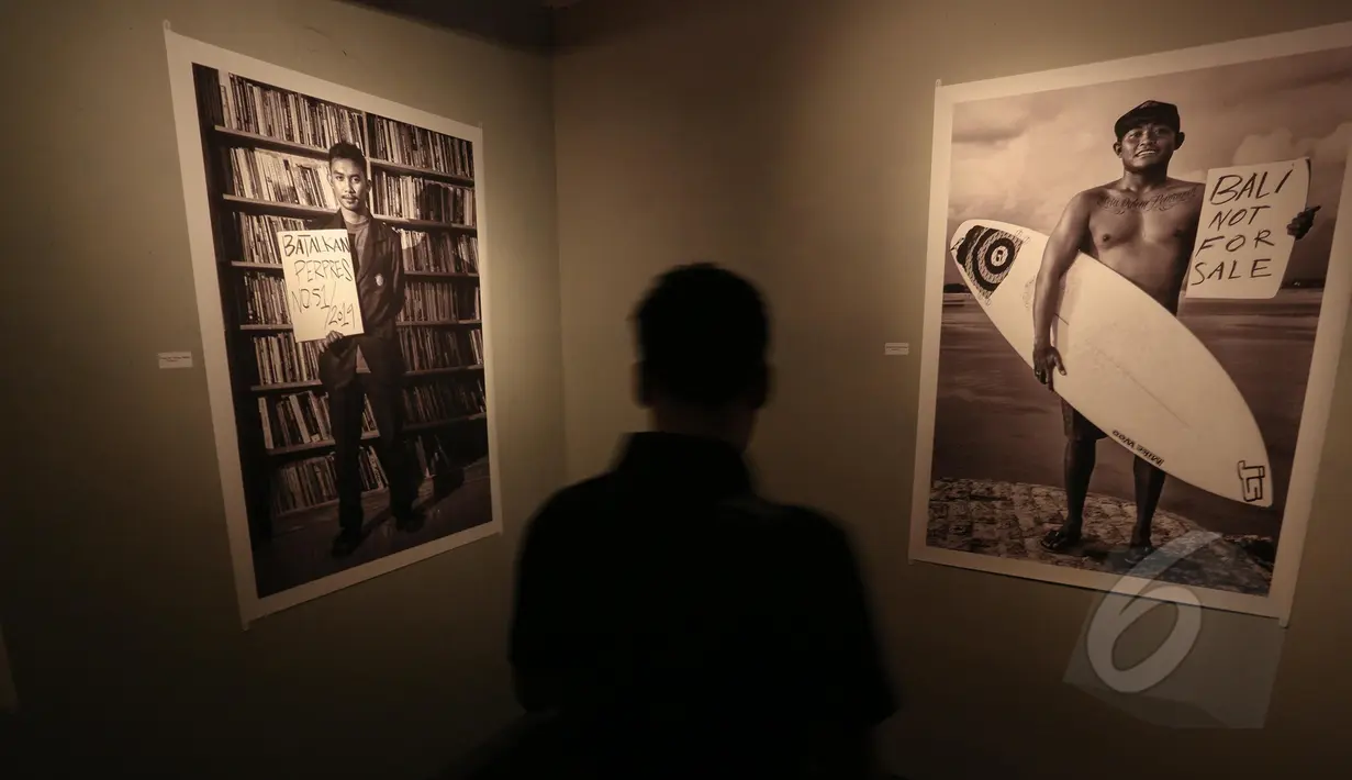 Seorang pengunjung saat melihat koleksi pameran fotografi "Laut Luka Blues" di Galeri Foto Jurnalistik Antara, Jakarta, Jumat (22/5/2015). Tema foto mengangkat fenomena pemuda Bali saat menyuarakan pendapat isu lingkungan. (Liputan6.com/Faizal Fanani)
