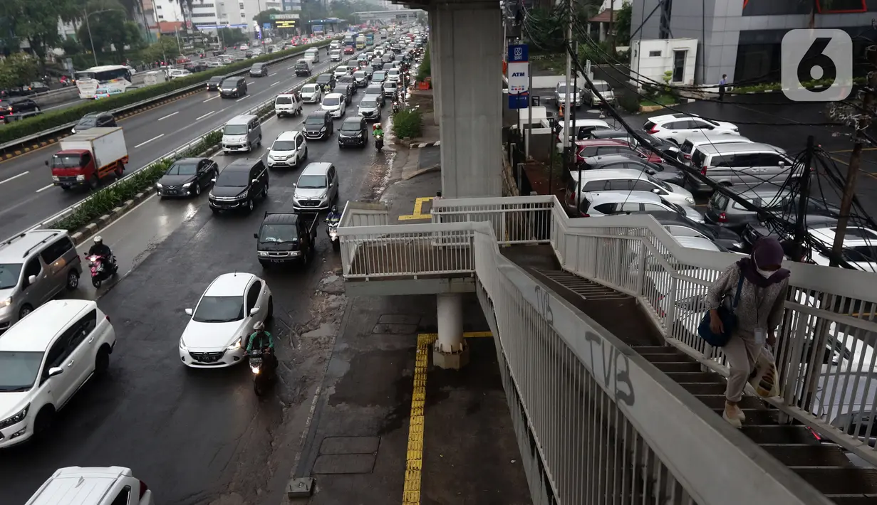Kendaraan bermotor melintas di Jalan MT Haryono, Jakarta, Rabu (27/10/2021). Pemprov DKI Jakarta berencana menerapkan sanksi tilang bagi kendaraan bermotor yang tidak lulus uji emisi mulai 13 November 2021. (Liputan6.com/Helmi Fithriansyah)