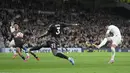 Pemain Tottenham Hotspur, Son Heung-min, mencetak gol ke gawang Fulham pada laga Liga Inggris di Stadion Tottenham Hotspur, Selasa (24/10/2023). (AP Photo/Kin Cheung)