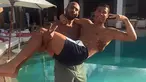 Pemain Real Madrid, Cristiano Ronaldo disebut-sebut sedang dekat dengan seorang petinju asal Maroko, Badr Hari. Dalam beberapa foto yang diunggah Badr lewat akun Instagramnya, kedua pria tersebut memang terlihat begitu dekat dan mesra. (dailymail.co.uk)