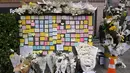 Bunga dan pesan dari pelayat terlihat di peringatan darurat untuk para korban akibat kerumunan massa dalam tragedi Halloween yang mematikan, di luar stasiun kereta bawah tanah di distrik Itaewon di Seoul, Kamis (3/11/2022). Banyak masyarakat nasional maupun internasional yang bergabung dalam masa berkabung nasional dan memperingati semua nyawa yang hilang dalam Tragedi Halloween Itaewon. (Jung Yeon-je / AFP)