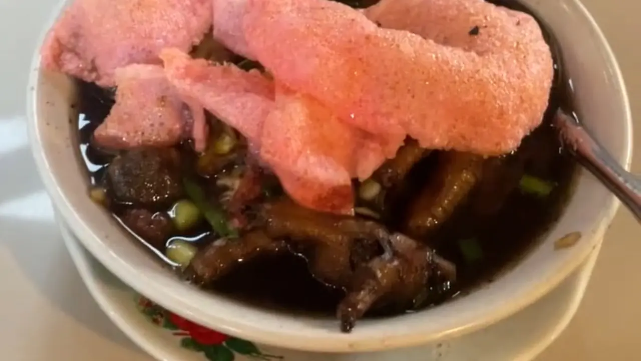 Mi sop hitam di Warung Balek Kampoeng