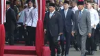 Presiden Prabowo Subianto (kiri depan) bersama Menteri Pertahanan (Menhan) Sjafrie Sjamsoeddin sesaat sebelum melaksanakan upacara acara serah terima jabatan di Gedung Kementerian Pertahanan, Jakarta, Selasa (22/10/2024). (Liputan6.com/Herman Zakharia)