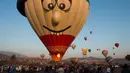 Salah satu peserta yang bersiap menerbangkan balon udaranya saat Festival balon udara di Cajititlan, Meksiko, Minggu (7/5).  Festival balon udara ini menjadi tontonan menarik bagi warga sekitar dan wisatawan. (AFP PHOTO / Hector Guerrero)