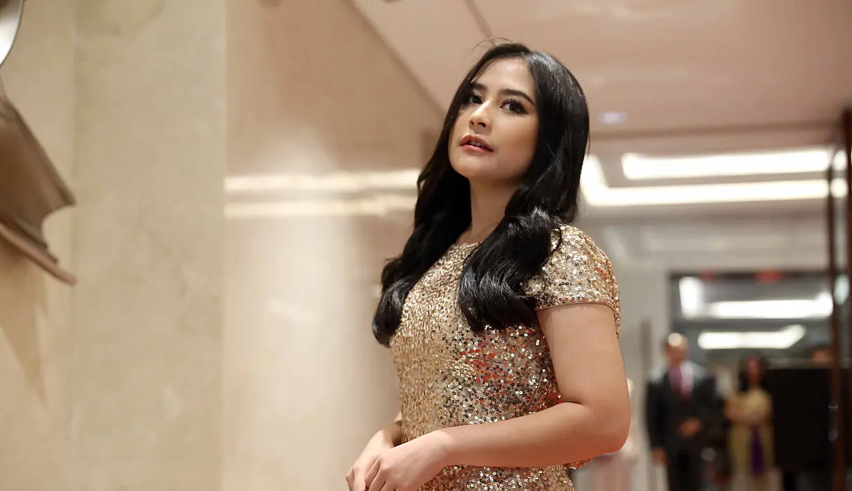 Soal karier, Prilly Latuconsina sudah tak diragukan lagi. Beberapa film dan sinetron telah dibintanginya. Meski demikian, ia tak mau hanya mementingkan kariernya. Ia juga sadar pentingnya pendidikan. (Nurwahyunan/Bintang.com)