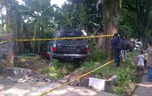 Pengusaha ditembak hingga tewas, mobil tabrak pembatas