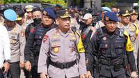 Kapolri Jenderal Listyo Sigit Prabowo beserta jajaran meninjau jajaran Korps Brimob Polri yang bertugas melakukan pengamanan KTT G20 di Pos Pengamanan Pantai Geger, Bali, Sabtu (12/11/2022). (Ist)