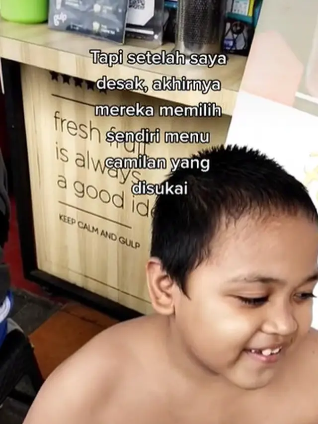 Bocah Ini Telanjang Dada Sambil Istirahat di Bilik ATM, Kisah di Baliknya Bikin Terharu