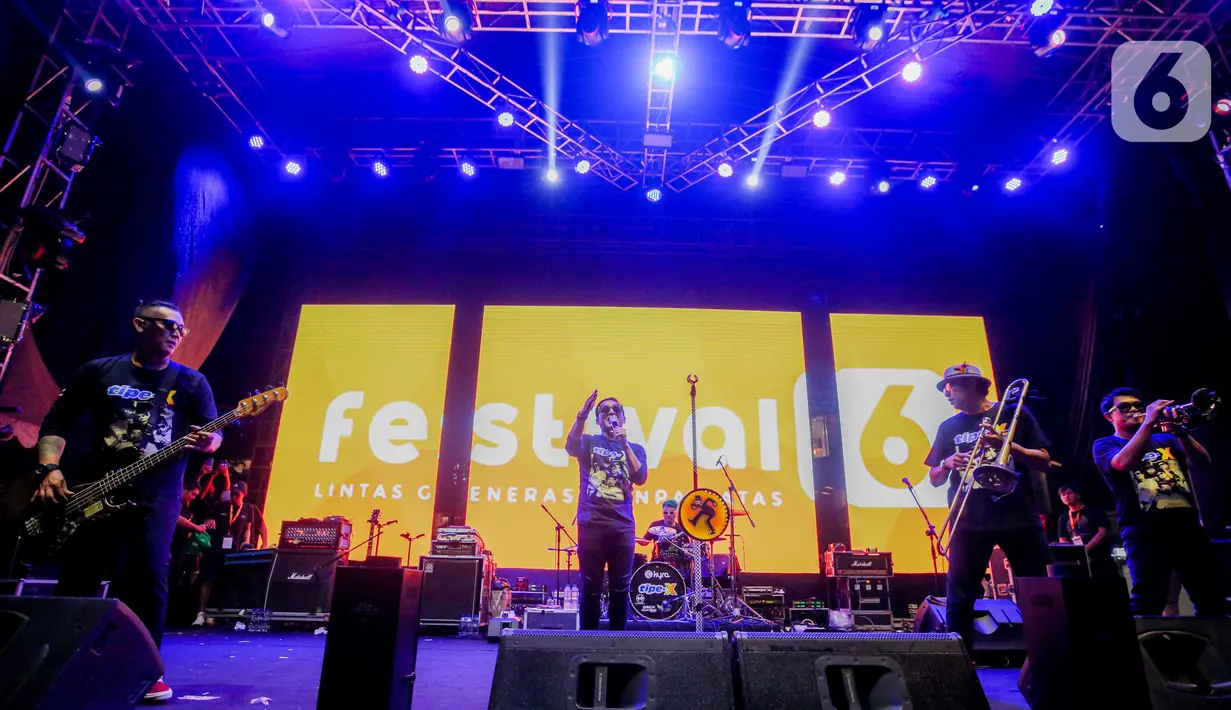 Penampilan Band Tipe X saat hibur penggemar dalam acara "Festival6" di Jakarta, Minggu (9/7/2023). (Liputan6.com/Faizal Fanani)