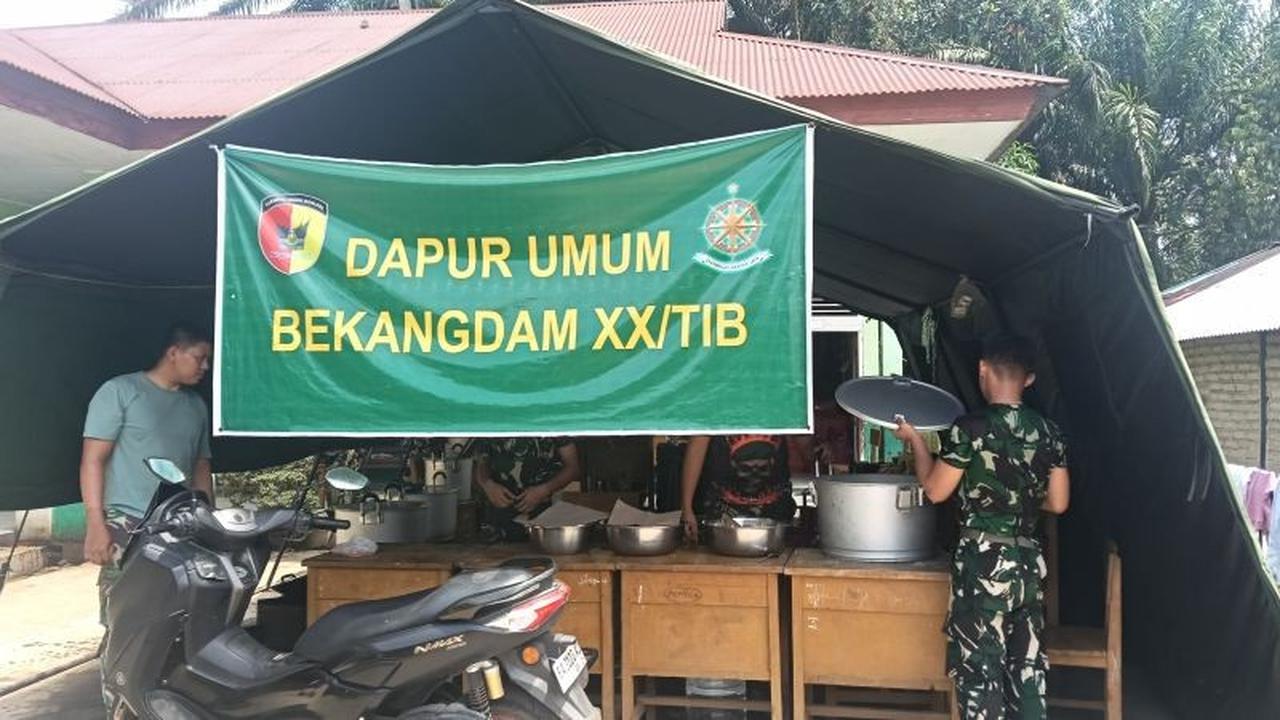 TNI AD Terus Siapkan Makanan untuk 168 Penyintas Banjir di Agam