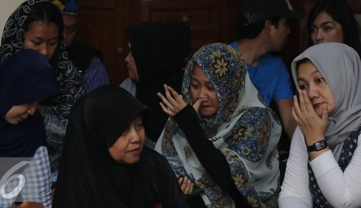 Sejumlah kerabat tampak sedih saat memanjatkan doa untuk almarhumah istri Tukul Arwarna, Jakarta, Selasa (23/8). Saat ini almarhumah Susiana sedang disemayamkan di rumah duka di Jalan H. Jian No. 22, Cipete, Kebayoran Baru. (Liputan6.com/Herman Zakharia)