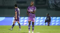 Reaksi kecewa pemain Persita Tangerang, Yohanes Kandaimu usai timnya gagal mencetak gol saat laga pekan pertama BRI Liga 1 2022/2023 antara Persita Tangerang melawan Persik Kediri di Indomilk Arena, Tangerang, Senin (25/07/2022). (Bola.com/Bagaskara Lazuardi)