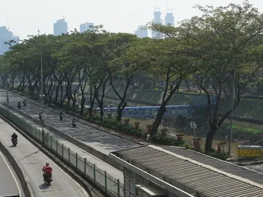 Pengendara sepeda motor menerobos jalur bus transjakarta di kawasan Pasar Rumput, Jakarta, Kamis (25/6/2020). Minimnya penindakan selama PSBB menyebabkan sebagian pemotor nekat masuk ke jalur khusus bus transjakarta tersebut. (Liputan6.com/Immanuel Antonius)