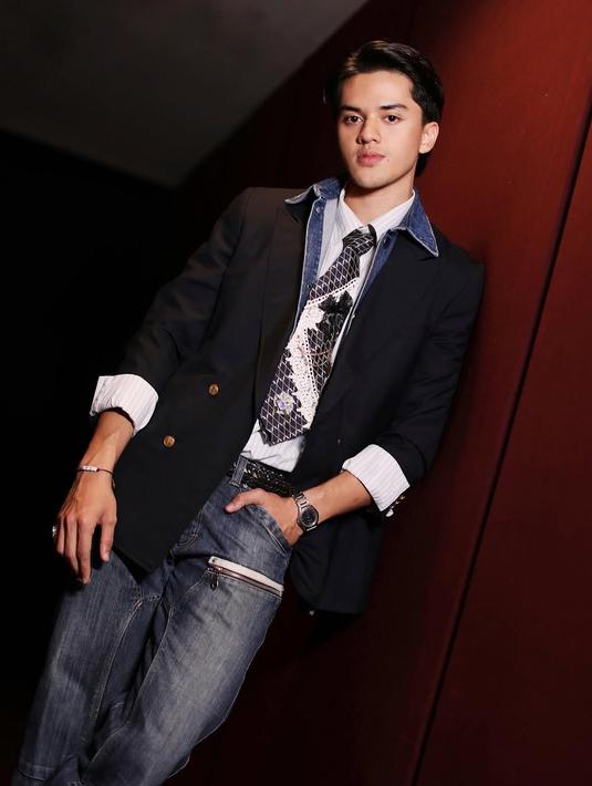 Netizen ramai bubuhkan komentar di kolom komentar unggahannya memuji penampilan Jeremie. Abidzar Al Ghifari dan Aurelie Moeremans juga turut serta bubuhkan komentar. Pamer muka datar, namun artis kelahiran 2001 ini tetap bikin terpikat. Blasteran Indonesia – Belgia, tak heran jika bintang sinetron Cinta yang Tak Sederhana ini pancarkan pesona yang berbeda. (Liputan6.com/IG/@jeremiemoeremans)