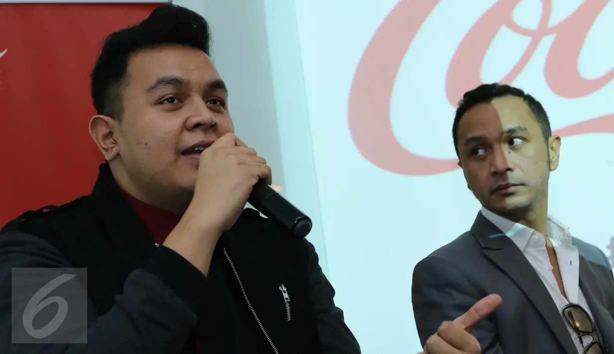 Penyanyi Tulus (kiri) memberikan komentar saat menghadiri kampanye #rayakannamamu yang digelar Coca-Cola Indonesia di Jakarta, Rabu (13/1/2016). Tulus mendukung kampanye melawan bullying verbal. (Liputan6.com/Herman Zakharia)