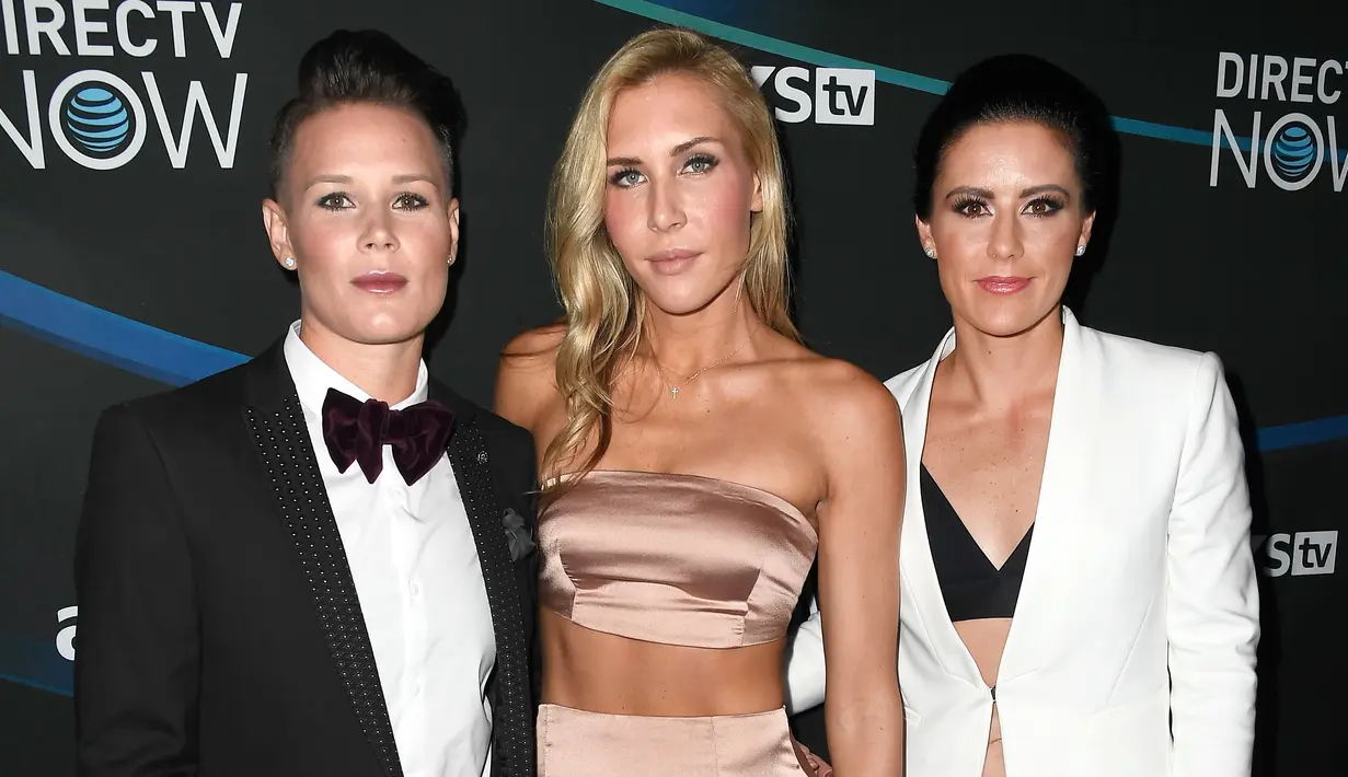 Ashlyn Harris (kiri) dan Ali Krieger (kanan) saat menghadiri konser Super Saturday Night di Club Nomadic. ( Getty Images /Frazer Harrison )