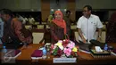 Menteri Sosial (Mensos) Khofifah Indar Parawansa (tengah) usai mengikuti Rapat Kerja (Raker) di Senayan, Jakarta, Rabu (20/1). Raker tersebut membahas penjelasan Komisi VIII DPR RI terhadap RUU tentang penyandang disabilitas. (Liputan6.com/JohanTallo)