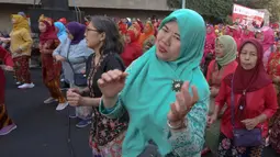 Flashmob berkebaya di CFD tersebut digelar dalam rangka menyambut puncak perayaan Hari Kebaya Nasional yang ditetapkan pada 24 Juli. (Liputan6.com/Herman Zakharia)