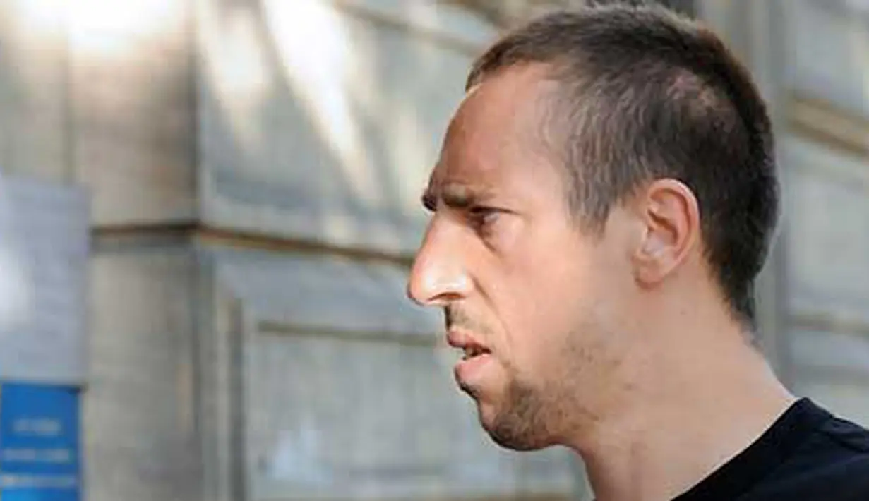 Gelandang Timnas Prancis Franck Ribery tiba Kantor Pencegahan Pelacuran di Paris, 20 Juli 2010. Polisi meminta keterangan Ribery dan Karim Benzema terkait skandal seks yang mellibatkan gadis di bawah umur. AFP PHOTO / BERTRAND GUAY 