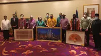 Menlu Dato Saifuddin Abdullah menyerahkan 15 karya seni kepada Wakil Tetap Malaysia untuk ASEAN, Kamsiah Kamaruddin sebagai bentuk pertukaran budaya antar negara Asia Tenggara (Liputan6.com/Teddy Tri Setio Berty)
