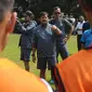 Pelatih Timnas Indonesia U-19, Indra Sjafri memberi arahan jelang menyeleksi pesepakbola muda dari SSB se Jakarta di Wisma Aldiron, Jakarta, Kamis (23/2). 30 pemain adu kemampuan untuk masuk dalam Timnas Indonesia U-19. (Liputan6.com/Helmi Fithriansyah)