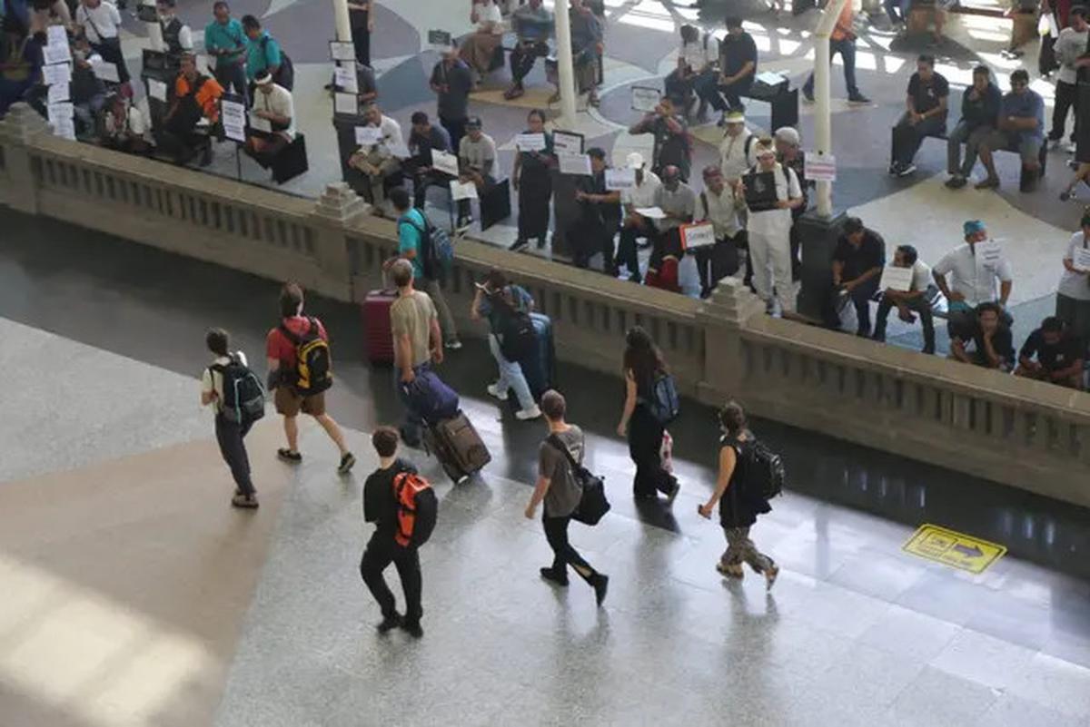 Pesawat Super Air Jet Rute Lombok-Jakarta Mendarat Darurat di Bandara Juanda Surabaya,ApaPenyebabnya?