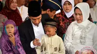 Presiden Jokowi membagikan uang Lebaran kepada anak-anak saat bersilaturahmi dengan warga di Kampung Punge, Kecamatan Jaya Baru, Banda Aceh, Jumat (17/7/2015). (Antara/Yudhi Mahatma)