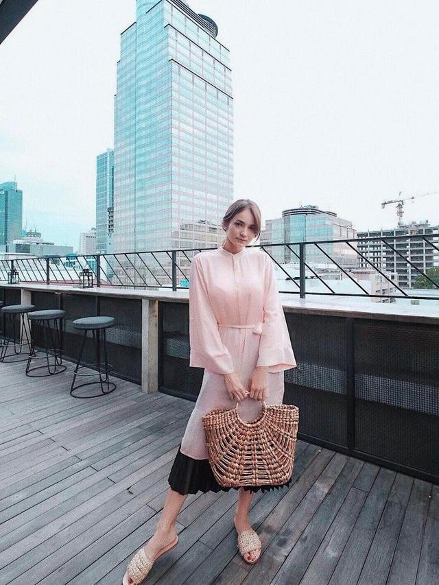 14 Ide Padu Padan Busana Warna Pink ala Seleb, Jessica Iskandar-Karina aespa