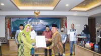 Lembaga Pemeriksa Halal (LPH) PT Surveyor Indonesia menyerahkan ketetapan Halal yang diterbitkan oleh Majelis Ulama Indonesia (MUI)