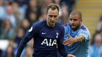 Gelandang Tottenham Hostpur, Christian Trikham Eriksen menggiring bola dari kejaran bek Manchester City, Kyle Walker selama pertandingan lanjutan Liga Inggris di stadion Etihad (17/8/2019). City dan Tottenham bermain imbang 2-2. (AP Photo/Rui Vieira)
