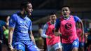 Selebrasi pemain Persib Bandung, Ezra Walian (kiri), setelah mencetak gol penyeimbang kedudukan ke gawang Dewa United pada menit ke-90+2 dalam pertandingan lanjutan pekan ketiga BRI Liga 1 2023/2024 yang berlangsung di Stadion Gelora Bandung Lautan Api, Jawa Barat, Jumat (14/7/2023). (Bola.com/Bagaskara Lazuardi)