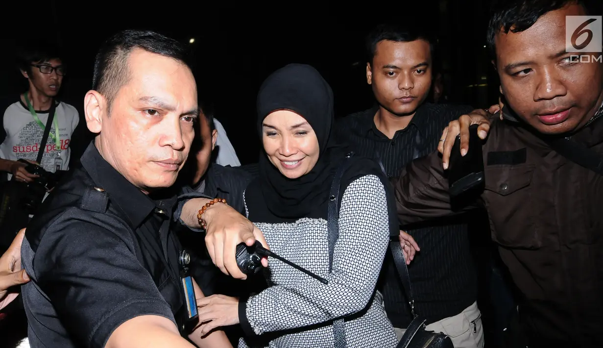 Istri Bupati Nganjuk, Ita Triwibawati (tengah) meninggalkan gedung KPK Jakarta, Kamis (26/10). KPK menyatakan untuk sementara Ita Triwibawati tidak terlibat dugaan suap yang melibatkan suaminya, Taufiqurrahman. (Liputan6.com/Helmi Fithriansyah)
