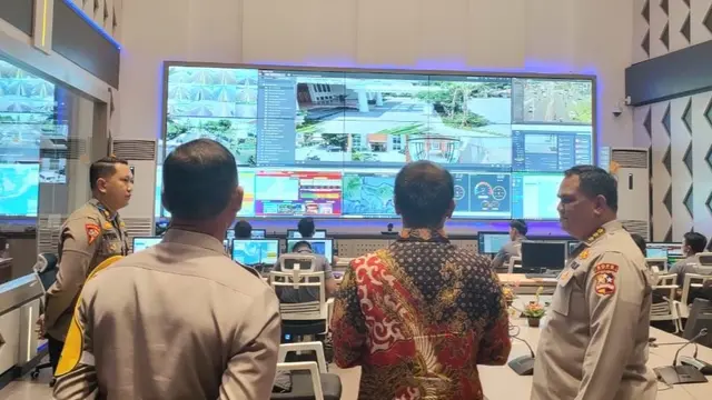 Dirjen Dukcapil Kemendagri Zudan Arif Fakrulloh mengunjungi Command Center Polda Bali di Denpasar.