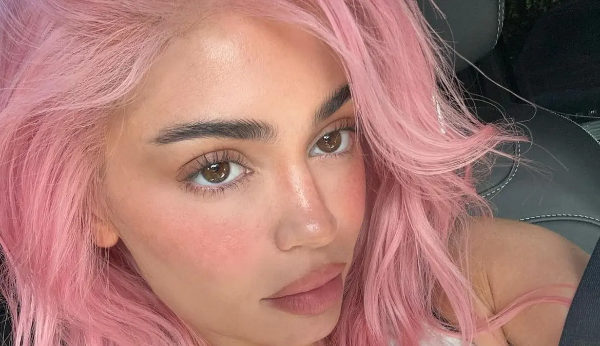 Penampilan barunya itu dibagikan Kylie Jenner di akun TikTok dan Intagram pribadinya pada 16 Januari.