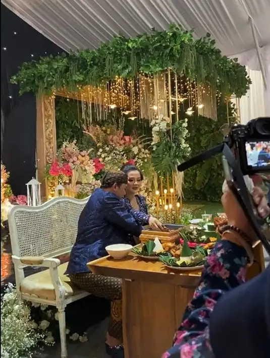 Beberapa prosesi di jalani saat menjalani acara mitoni atau tingkeban. Seperti juga yang dilakukan Denny Caknan dan istri. Banyak prosesi yang dijalani termasuk salin baju, hingga jualan dawet dan rujak.Potret Bella dan Denny saat prosesi jualan dawet. [Instagram/ourday.decorasi]