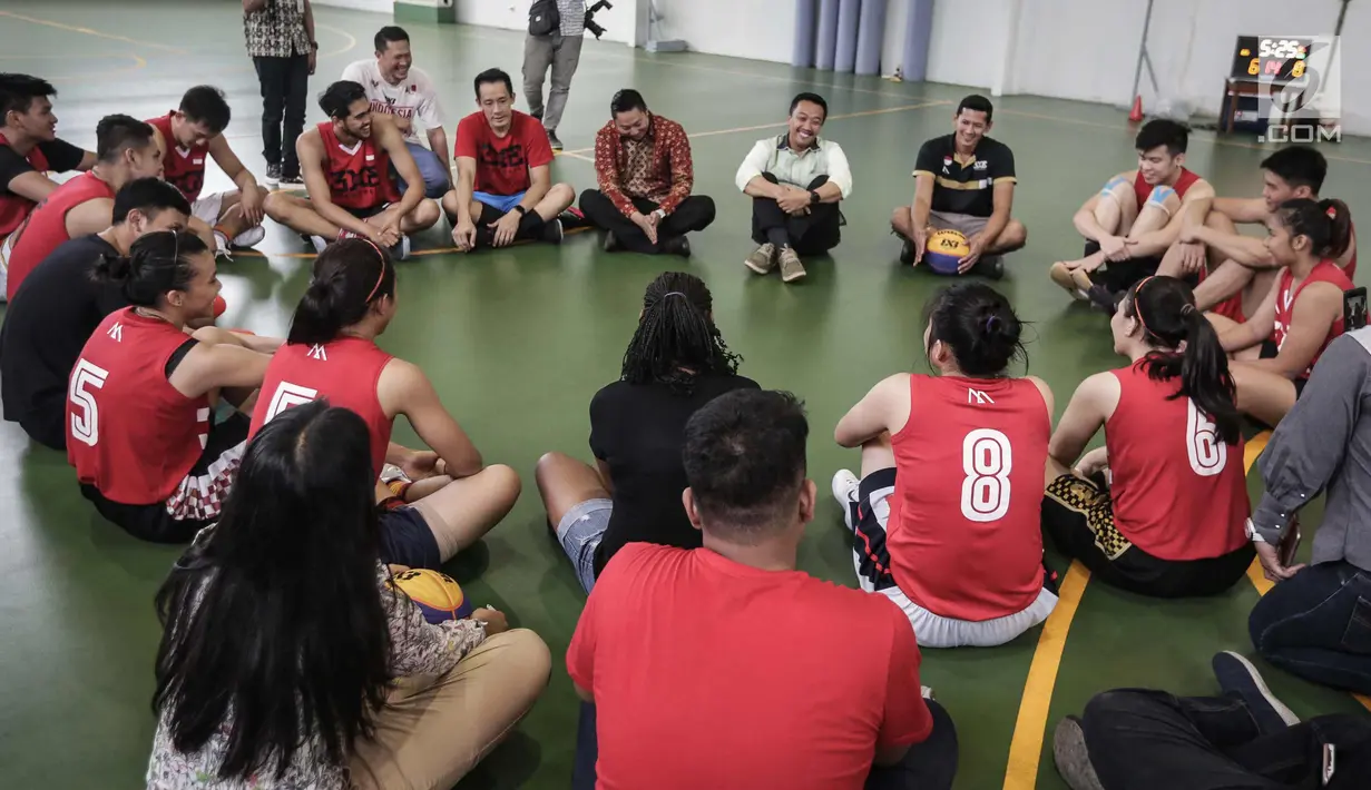 Menteri Pemuda dan Olahraga (Menpora) Imam Nahrawi berbincang dengan atlet basket di Gor Istana Kana, Jakarta, Jumat (12/1). Menpora meninjau pelatnas untuk memastikan kesiapan atlet Basket untuk berlaga di Asian Games 2018. (Liputan6.com/Faizal Fanani)