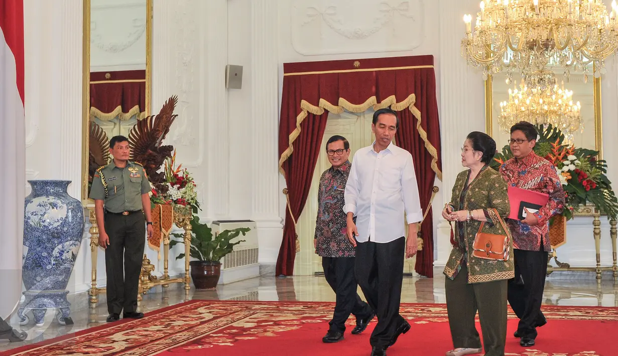 Presiden Joko Widodo berbincang dengan Ketua Umum PDI Perjuangan Megawati Soekarnoputri di Istana Merdeka, Jakarta, (24/10/2015 Kedua pihak menyinggung masalah politik luar negeri sebelum Jokowi bertolak ke Amerika Serikat. (Liputan6.com/ Faizal Fanani)