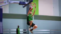 Pemain Timnas Basket Indonesia, Vincent Kosasih melakukan dunk saat pemusatan latihan Timnas Basket Indonesia untuk SEA Games 2023 Kamboja di GBK Arena, Senayan, Jakarta, Rabu (03/05/2023). (Bagaskara Lazuardi)