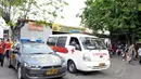 Sebuah mobil ambulance tampak di siapkan di terminal bus Pulogadung, Jakarta, Rabu (23/7/14). (Liputan6.com/Panji Diksana)
