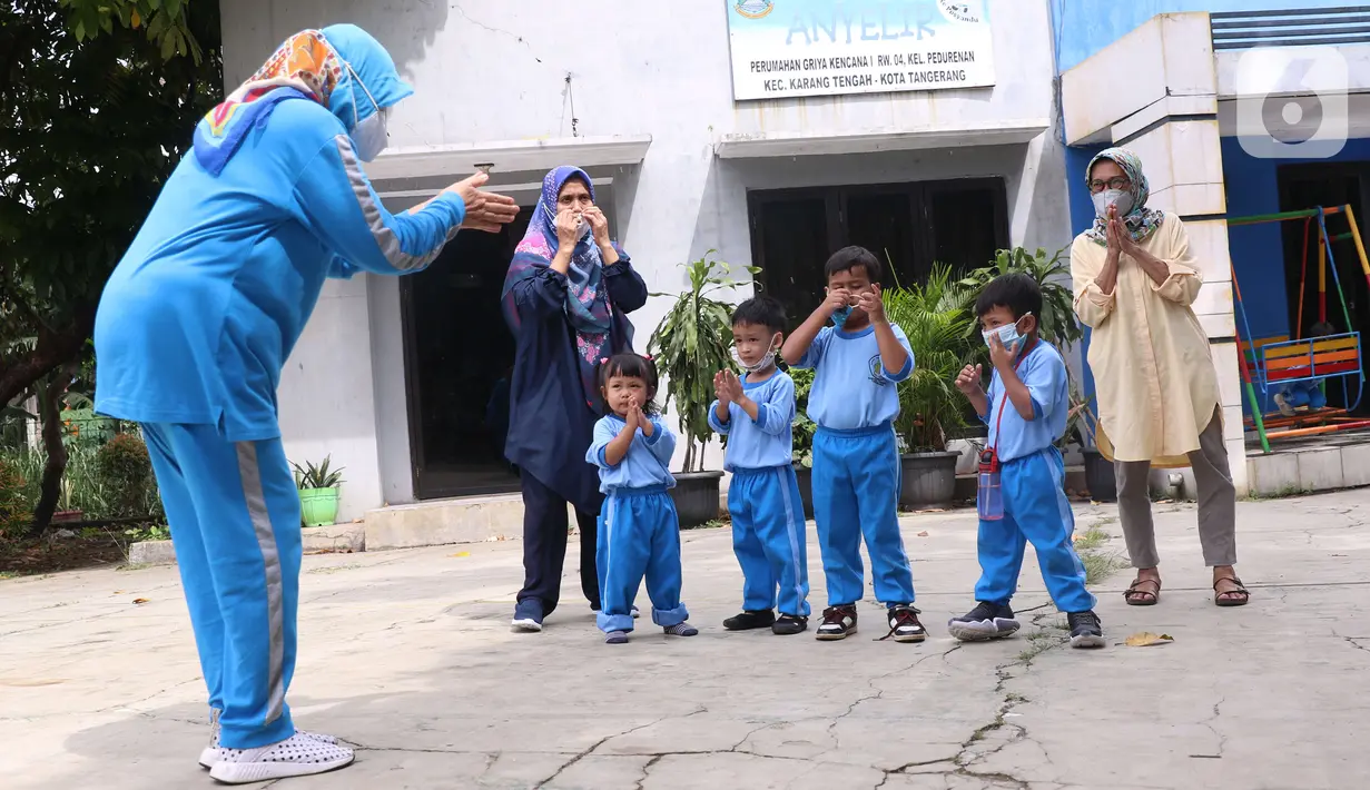 Sejumlah murid Pendidikan Anak Usia Dini (PAUD) Anyelir Karang Tengah mengikuti kegiatan belajar di luar ruangan di kota Tangerang, Kamis (18/11/2021). Mereka terpaksa belajar di teras lantaran gedung untuk PAUD Anyelir dikunci oleh Ketua RW dan diharuskan membayar. (Liputan6.com/Angga Yuniar)