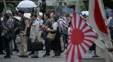 Orang-orang mengantre untuk memberikan penghormatan dan memanjatkan doa saat berkunjung ke Kuil Yasukuni di Tokyo pada Kamis 15 Agustus 2024. (Richard A. Brooks/AFP)